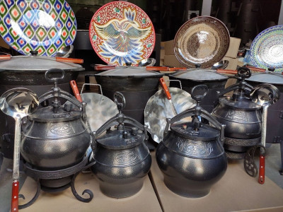 What is the difference between an Afghan cauldron and an Uzbek cauldron?